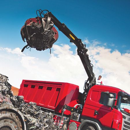 Grúas reciclaje sobre camión con estructura S